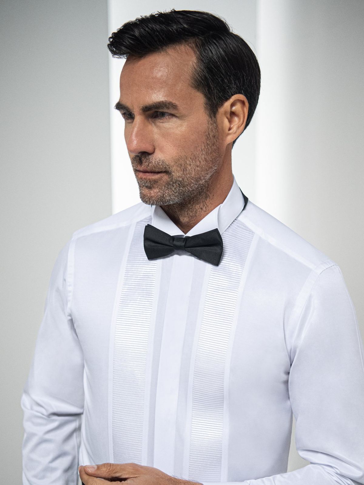 Pleated bib, turndown collar, worn