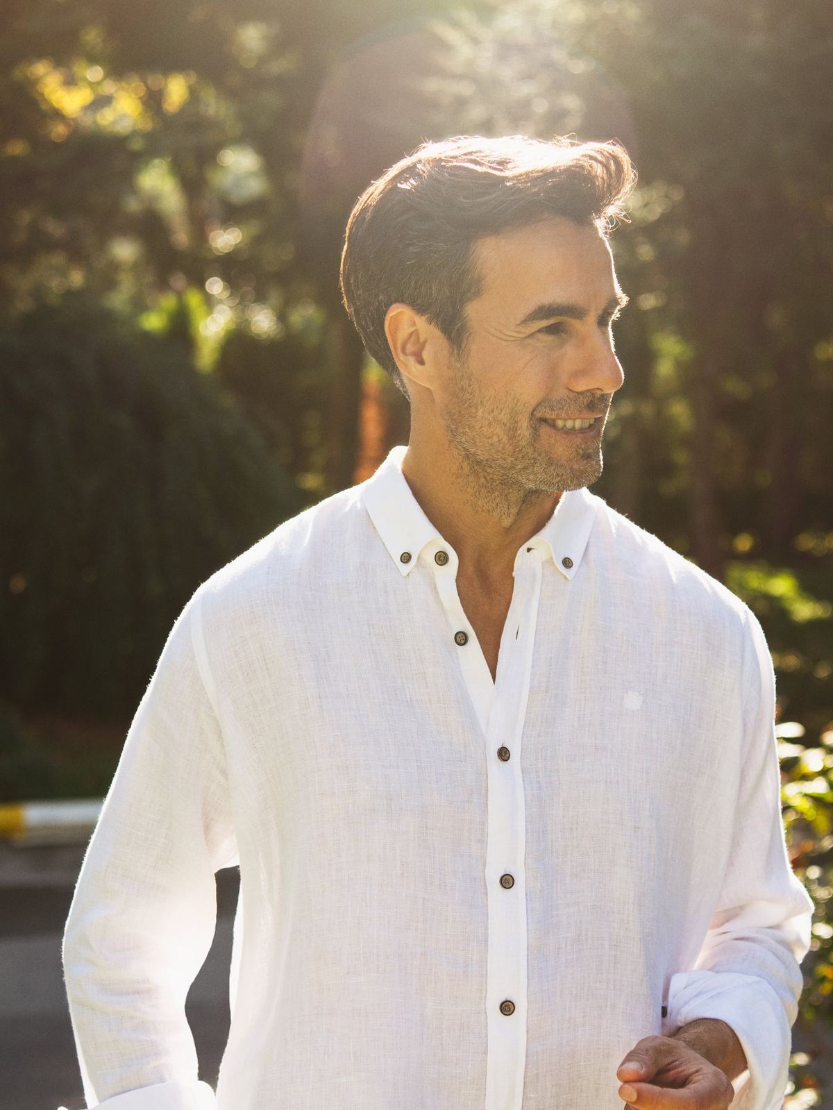 Lino lavado, button-down, en uso