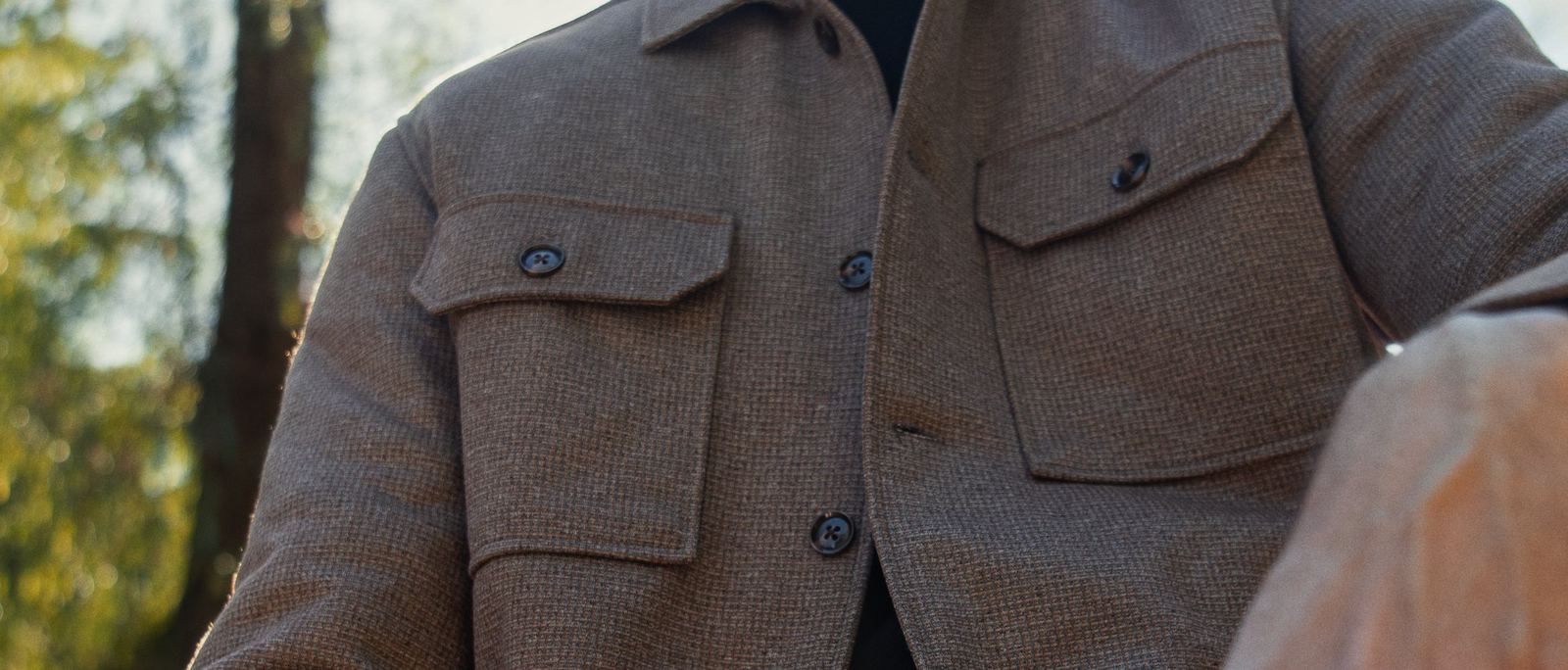 Bolsillos de pecho en sobrecamisa: pespunte de tapeta y fila de botones